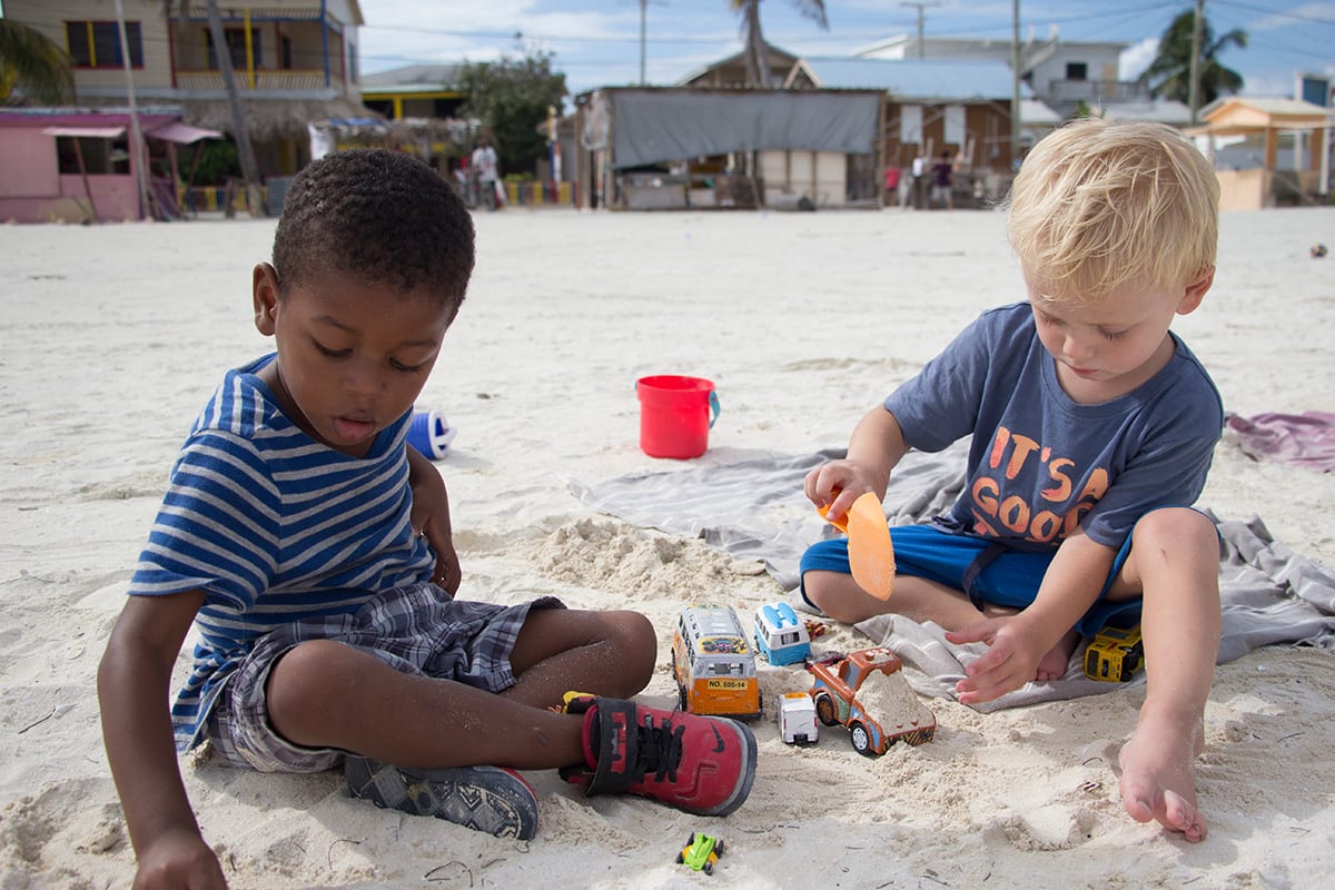 Fernreisen mit Kindern wohin? Beliebte Urlaubsziele für Familien – Belize, am Strand von Caye Caulkler