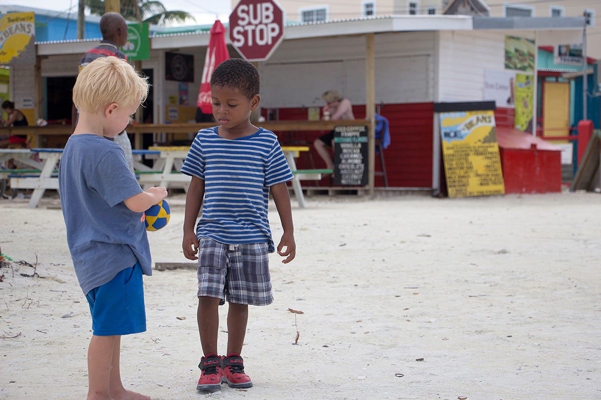 Fernreisen mit Kindern wohin? Beliebte Urlaubsziele für Familien – Belize, am Strand von Caye Caulkler
