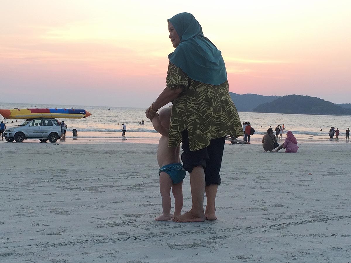 Fernreisen mit Kindern wohin? Beliebte Urlaubsziele für Familien – Malaysia, am Strand von Langkawi