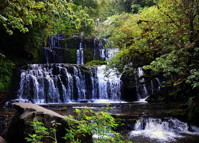 Fernreisen mit Kindern wohin? Beliebte Urlaubsziele für Familien – Neuseeland, Purakaunui Falls in den Catlins