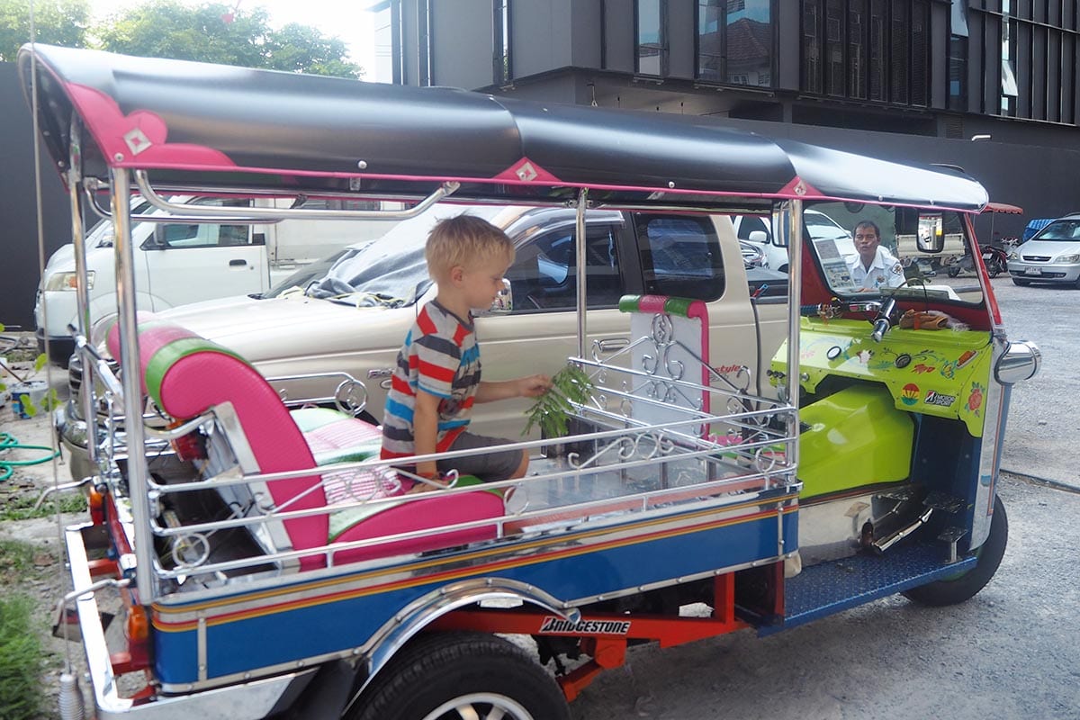 Fernreisen mit Kindern wohin? Beliebte Urlaubsziele für Familien – Thailand, Tuk Tuk fahren in Bangkok