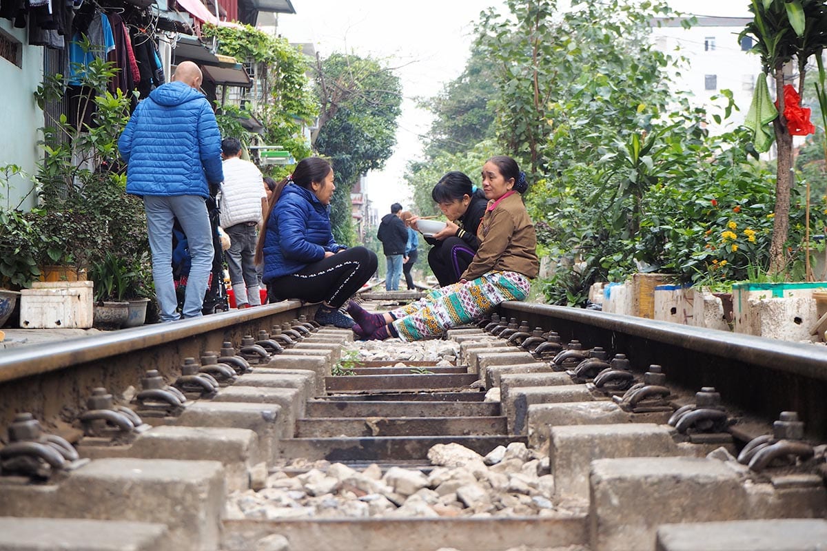 Fernreisen mit Kindern wohin? Beliebte Urlaubsziele für Familien – Vietnam, Zuggleisen in der Altstadt von Hanoi