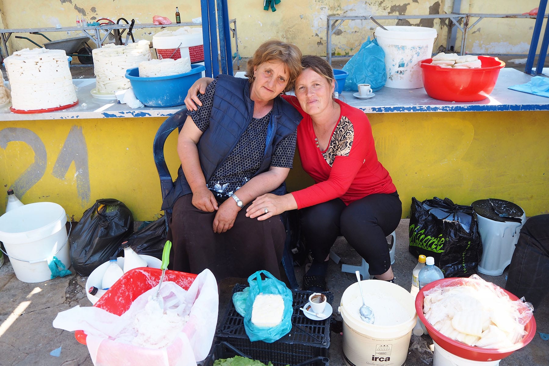 Kosovo Reisen – unterwegs in einem unbekannten Land. Verkäuferin auf dem Käsemarkt in Peja