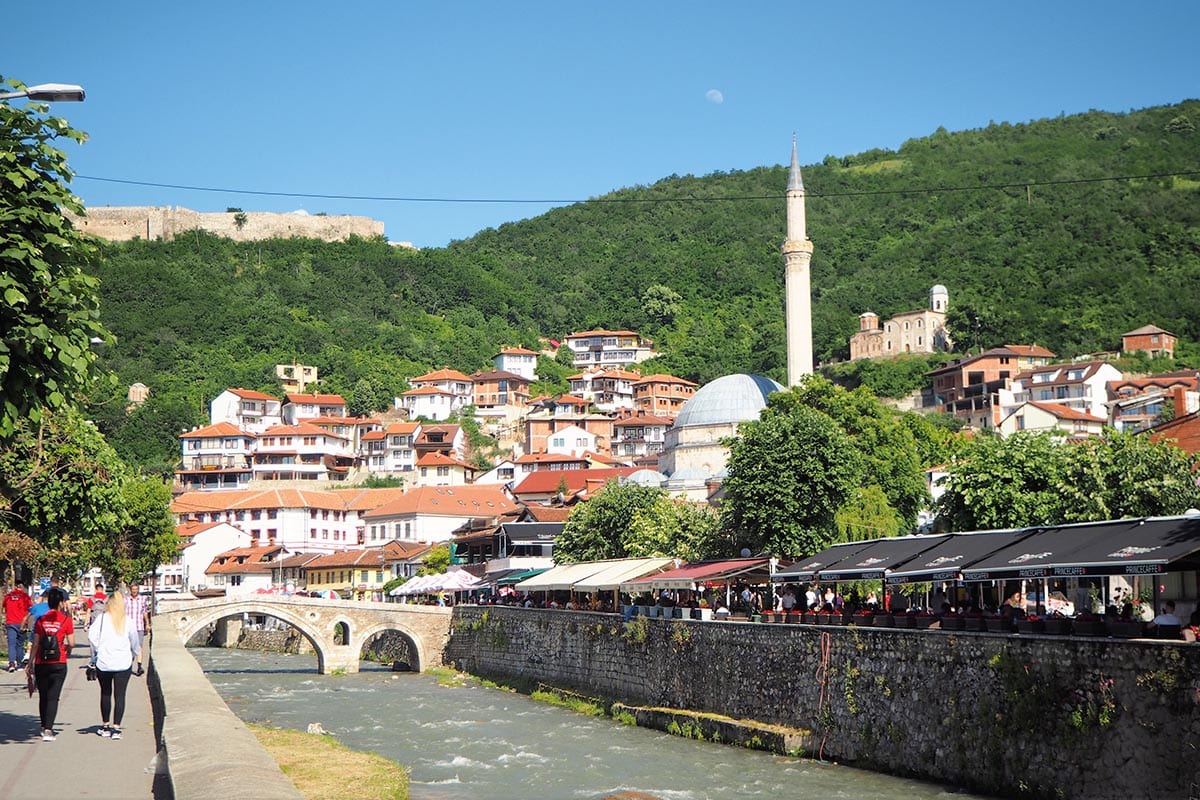Kosovo Reisen – unterwegs in einem unbekannten Land. Blick auf Prizren