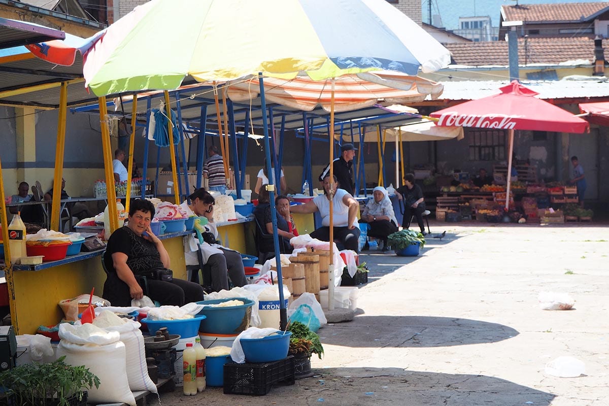 Kosovo Reisen – unterwegs in einem unbekannten Land. Auf dem Käsemarkt in Peja