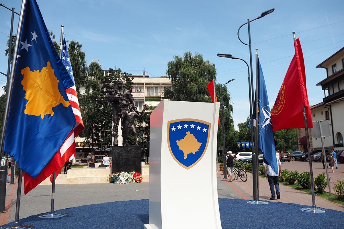 Kosovo Reisen – unterwegs in einem unbekannten Land. Die Flagge von Kosovo