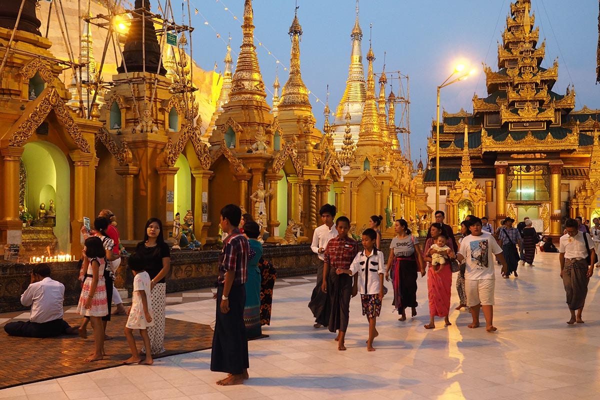 Unsere schönsten Myanmar Sehenswürdigkeiten: Abendstimmung in der Swedagon Paya in Yangon