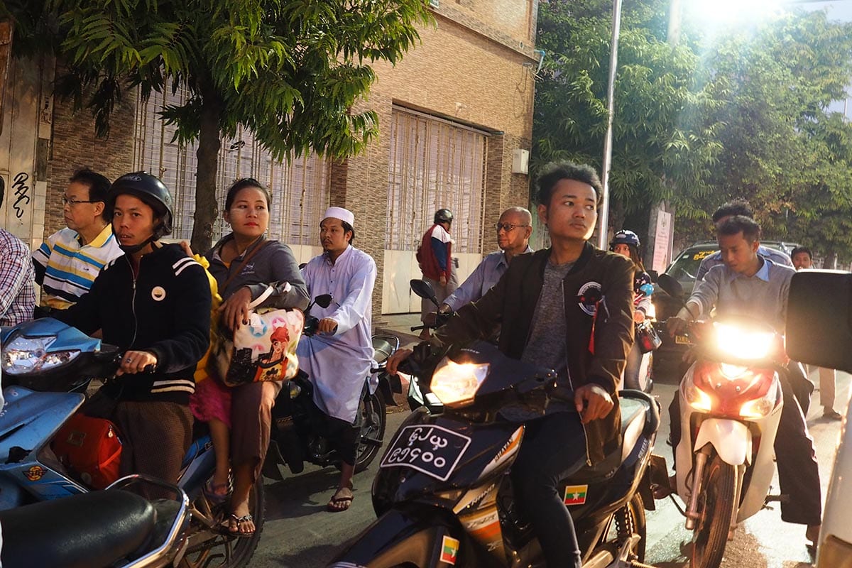 Unsere schönsten Myanmar Sehenswürdigkeiten: chaotoscher Verkehr in Mandalay