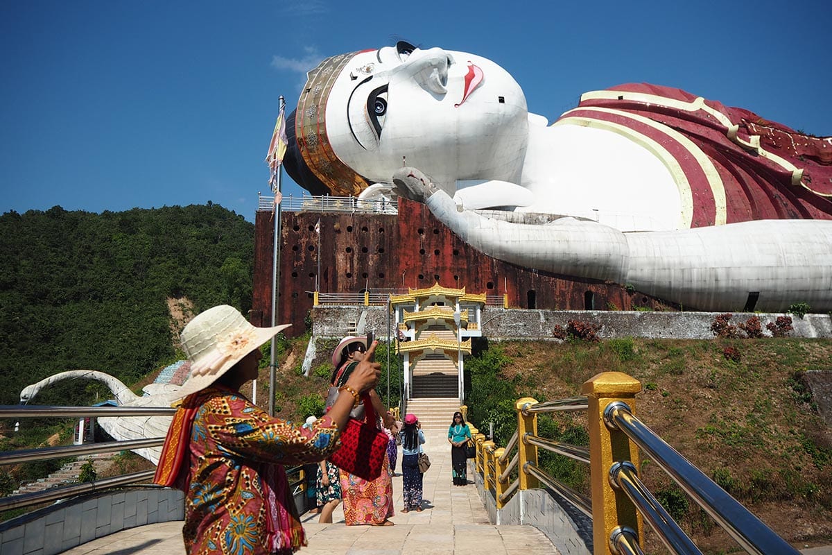Unsere schönsten Myanmar Sehenswürdigkeiten: der liegende Buddha bei Mawlamyine