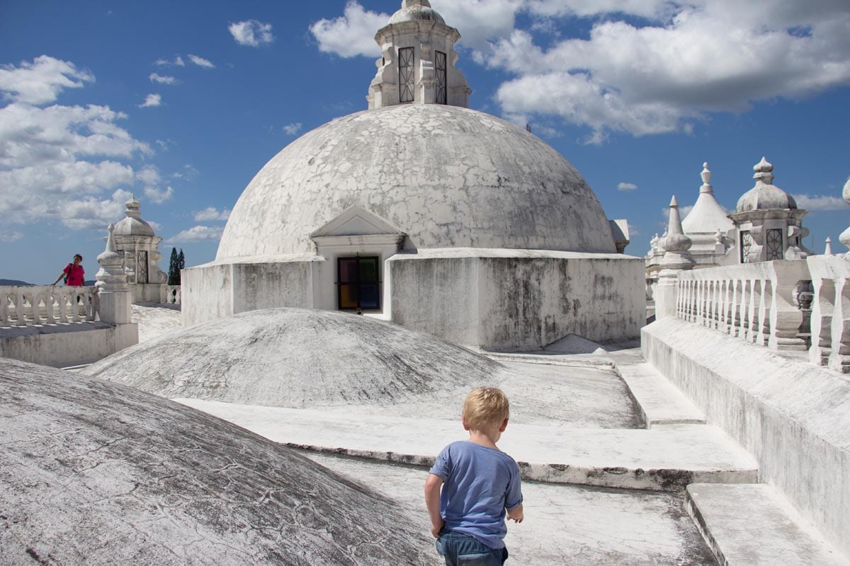 Außergewöhnliche Reisetrends 2020 mit Kindern – Nicaragua auf dem Dach der Kathedrale León