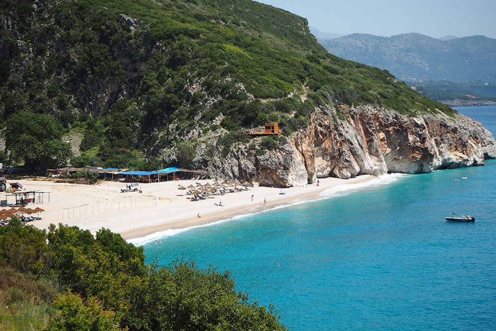 Außergewöhnliche Reiseideen in Europa mit Kindern – traumhafte Bucht in Albanien