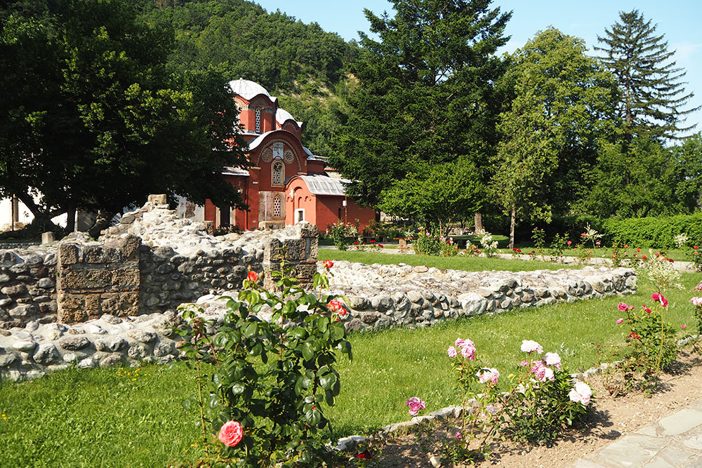Außergewöhnliche Reiseideen in Europa mit Kindern – ein mittelalterliches Kloster bei Peja im Kosovo