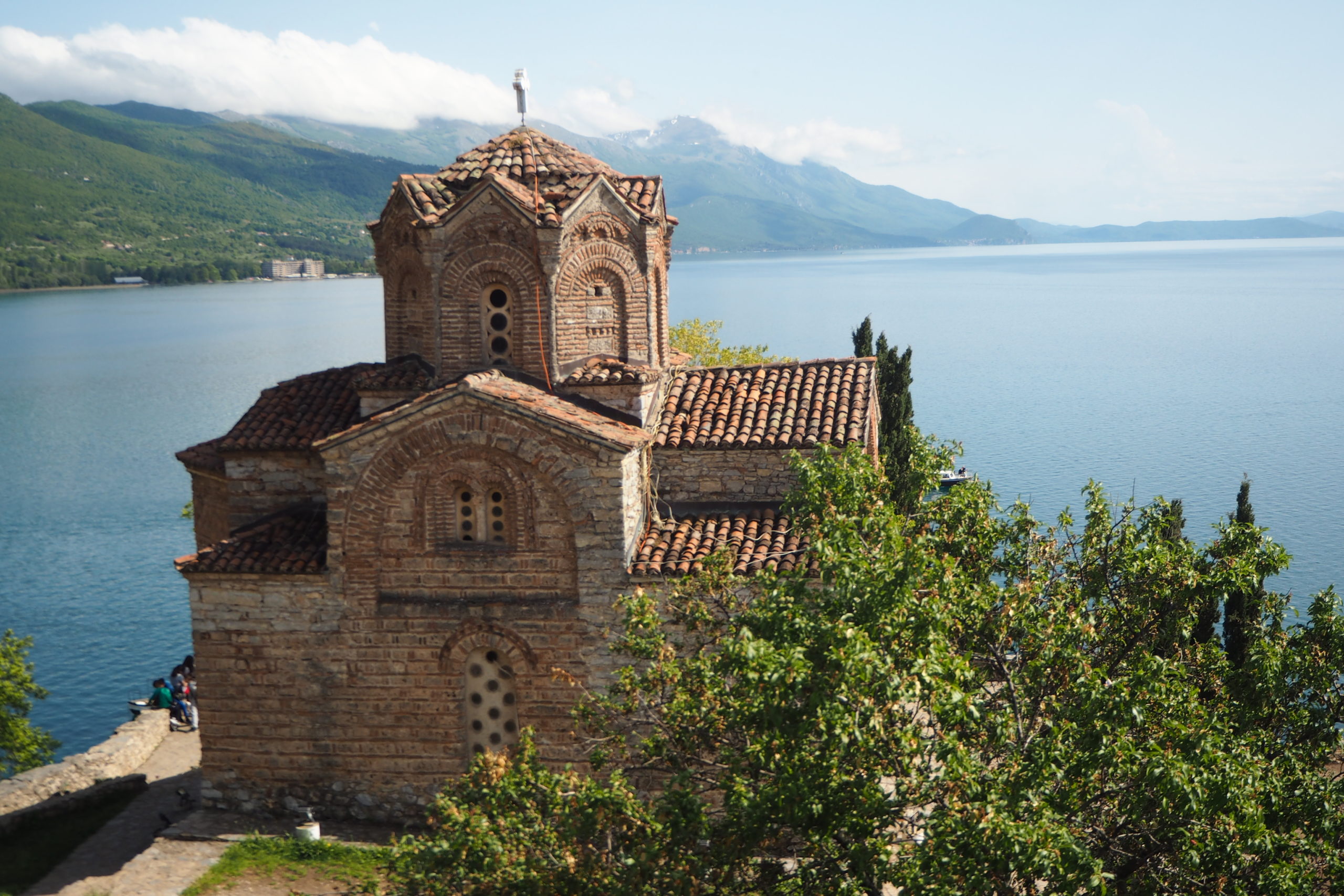 Außergewöhnliche Reiseideen in Europa mit Kindern – Ausblick auf die Sveti Jovan Kaneo Kirche am Ohrid-See in Mazedonien