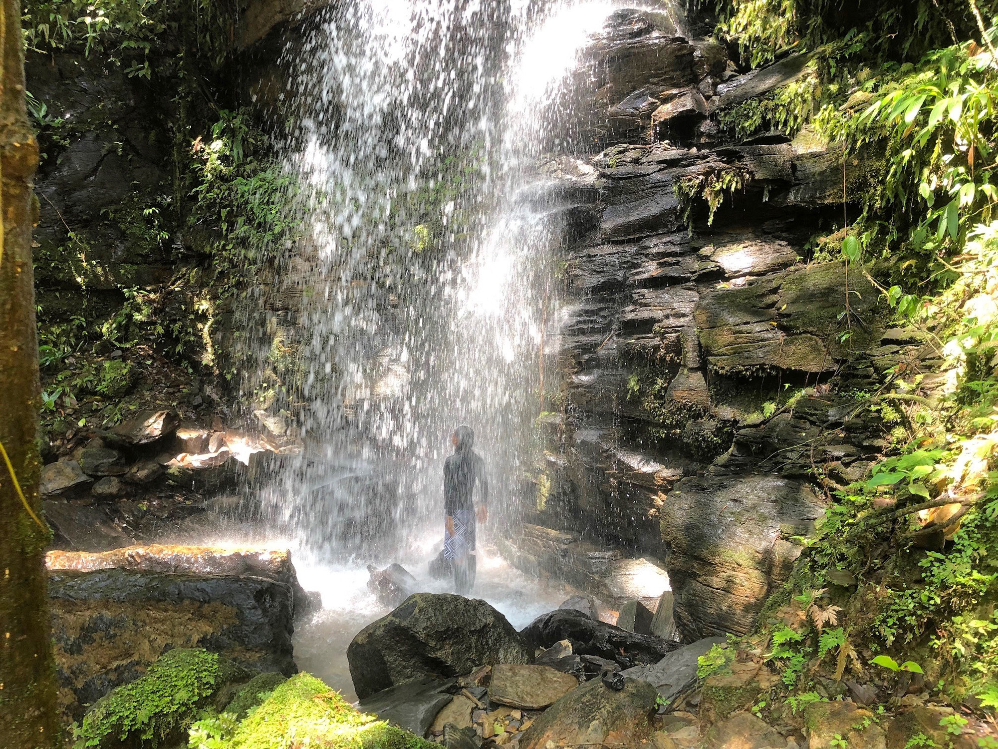 Ecuador Amazonas – baden in einem Wasserfall