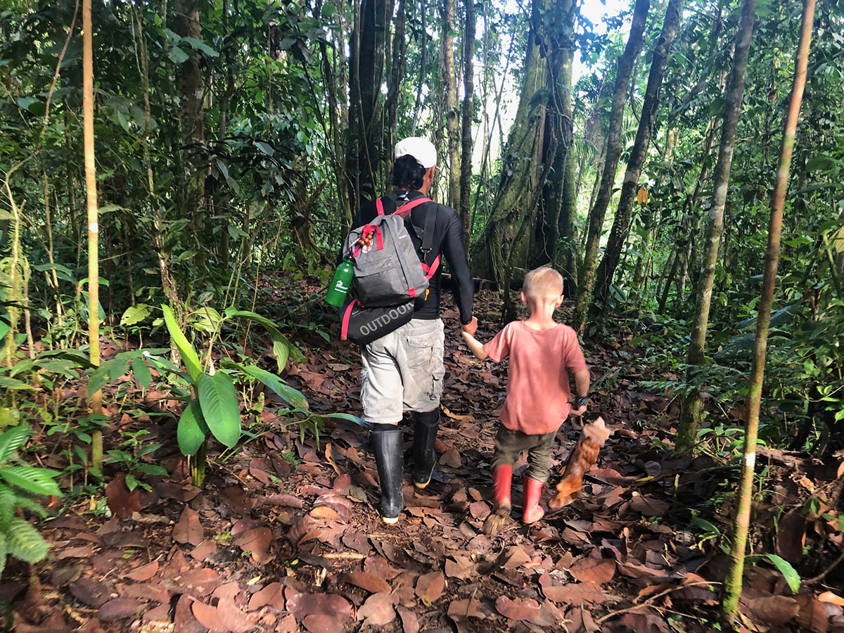 Ecuador Amazonas mit Kind und Guide auf Erkundungstour