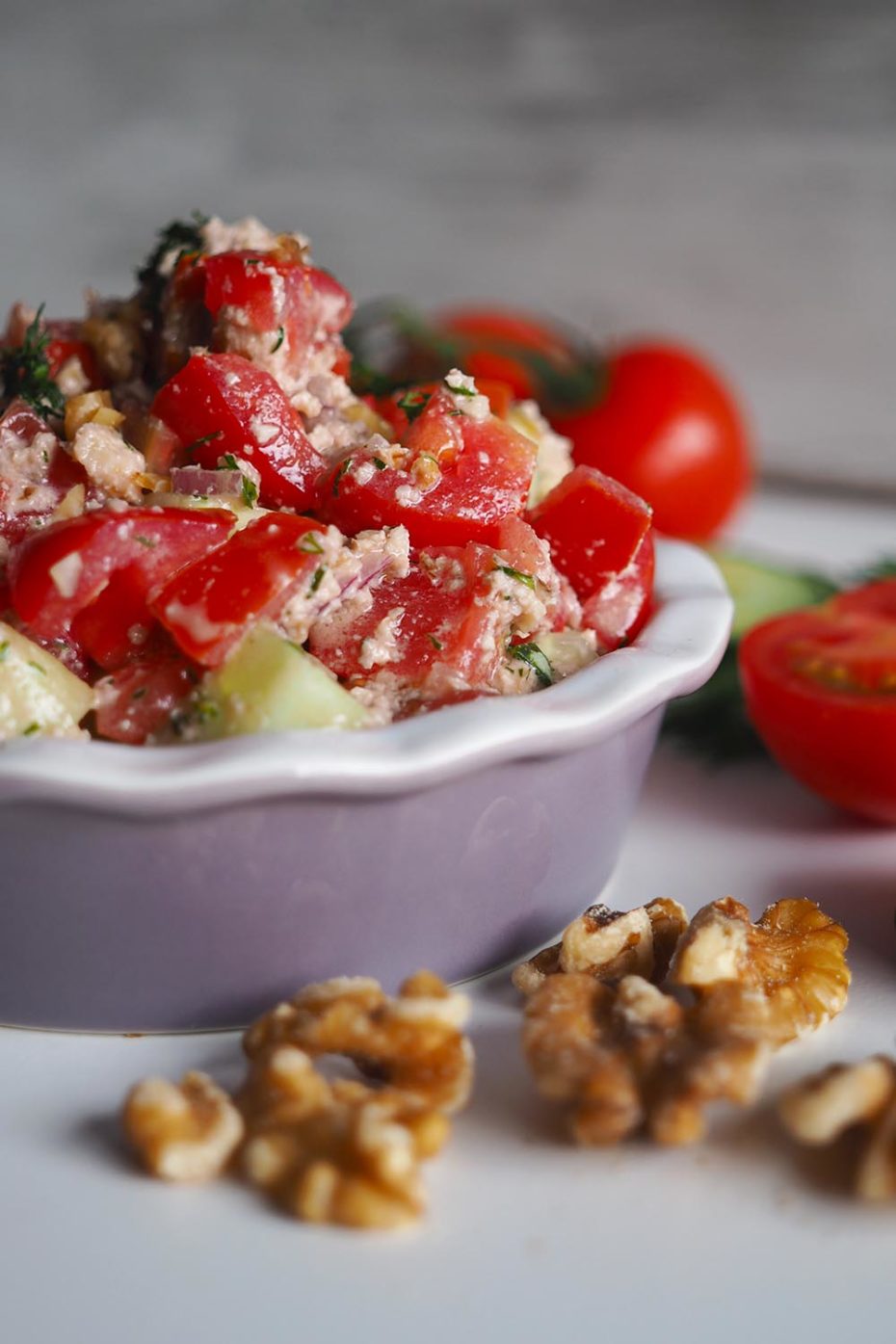 Weltklasse! Georgischer Salat mit Tomaten, Gurke &amp; Walnusspaste