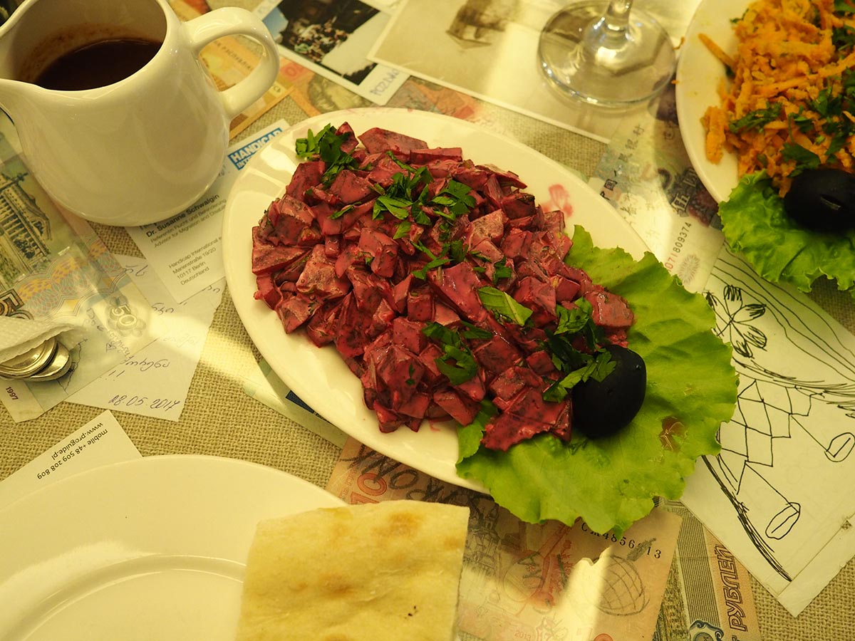 Georgischer Salat mit roter Beete