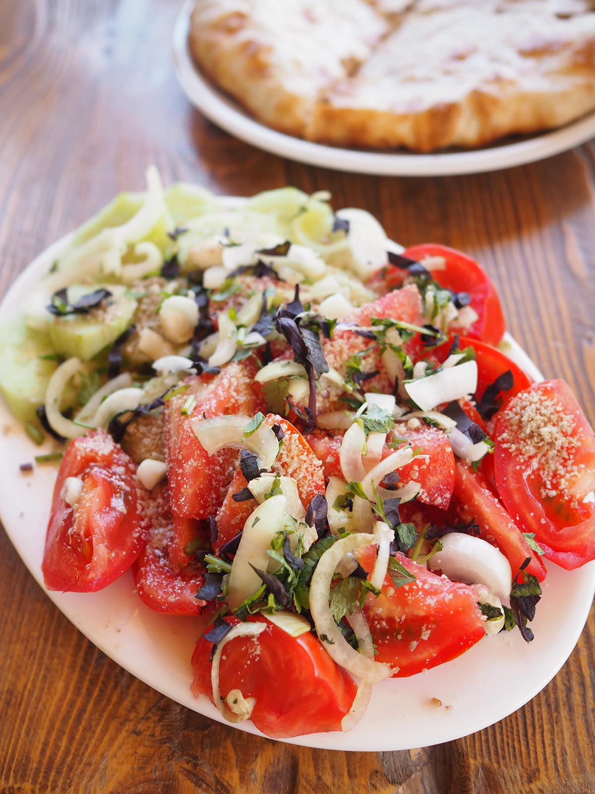 Georgischer Salat mit Tomaten, Gurken und Walnüssen