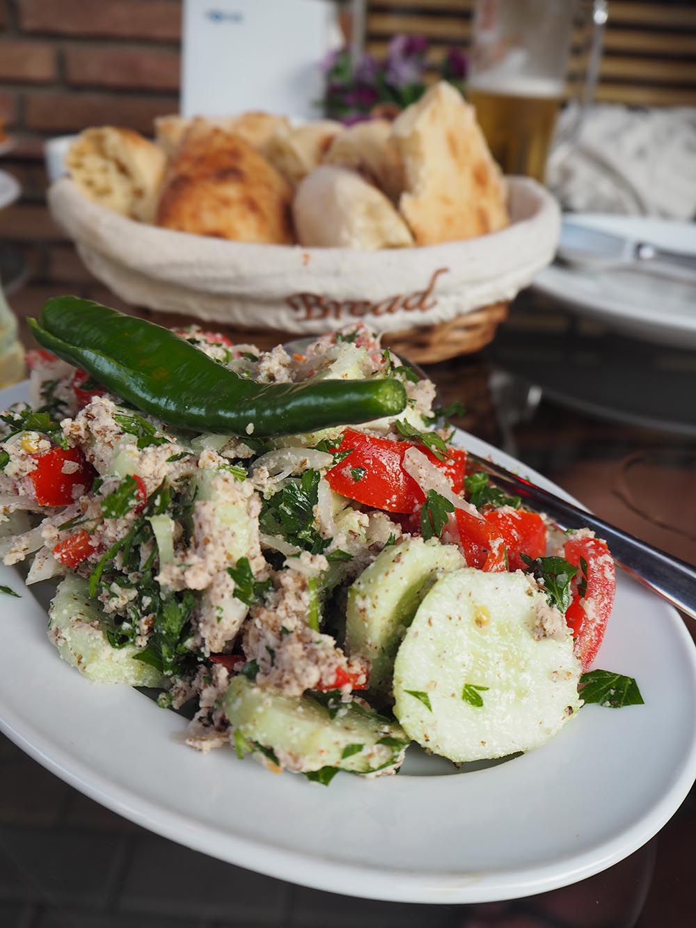 Georgischer Salat mit Tomaten, Gurken, Walnüssen und Chilischote