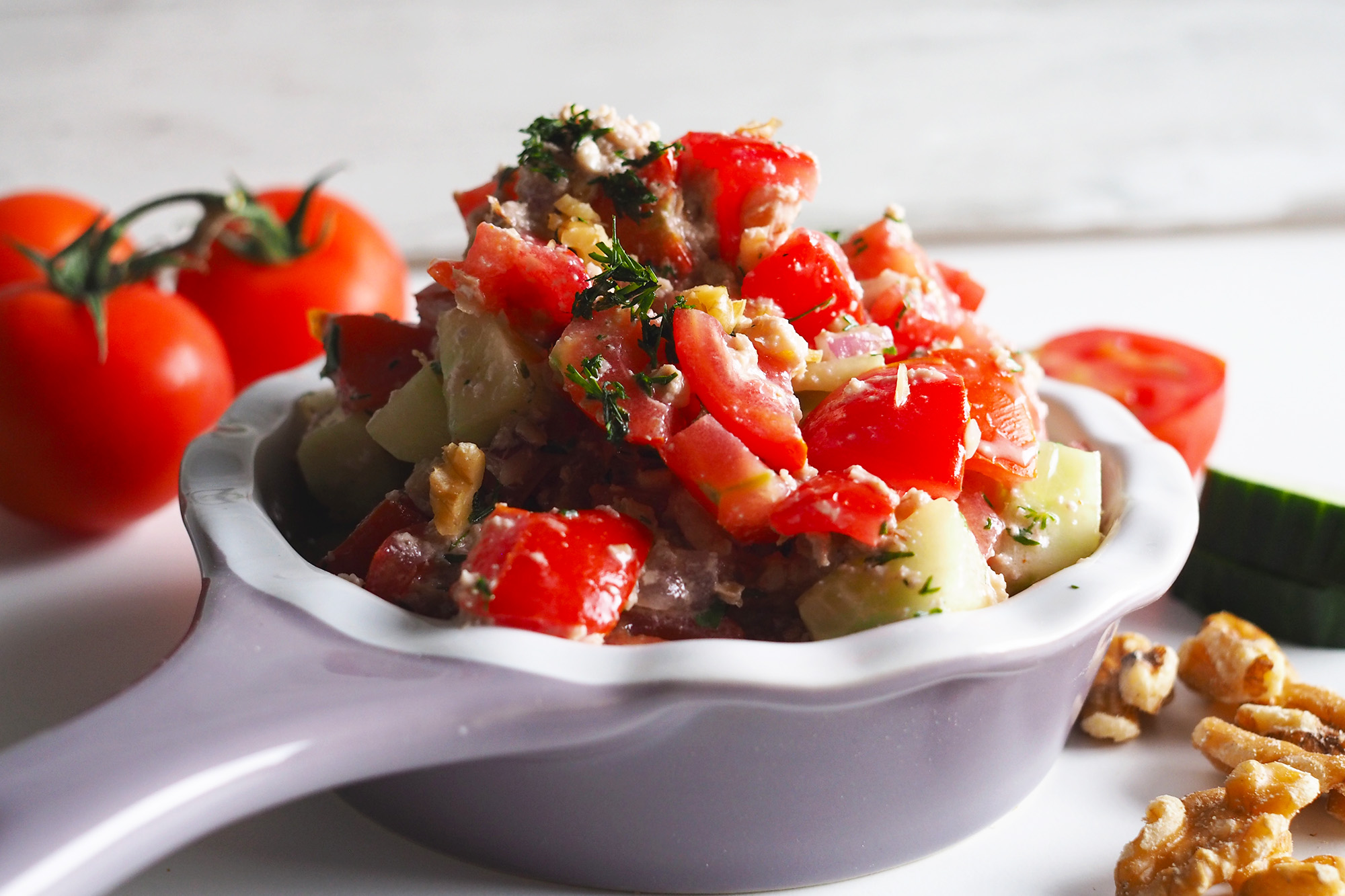 Weltklasse! Georgischer Salat mit Tomaten, Gurke &amp; Walnusspaste