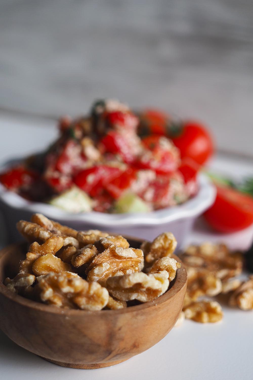 Weltklasse! Georgischer Salat mit Tomaten, Gurke &amp; Walnusspaste