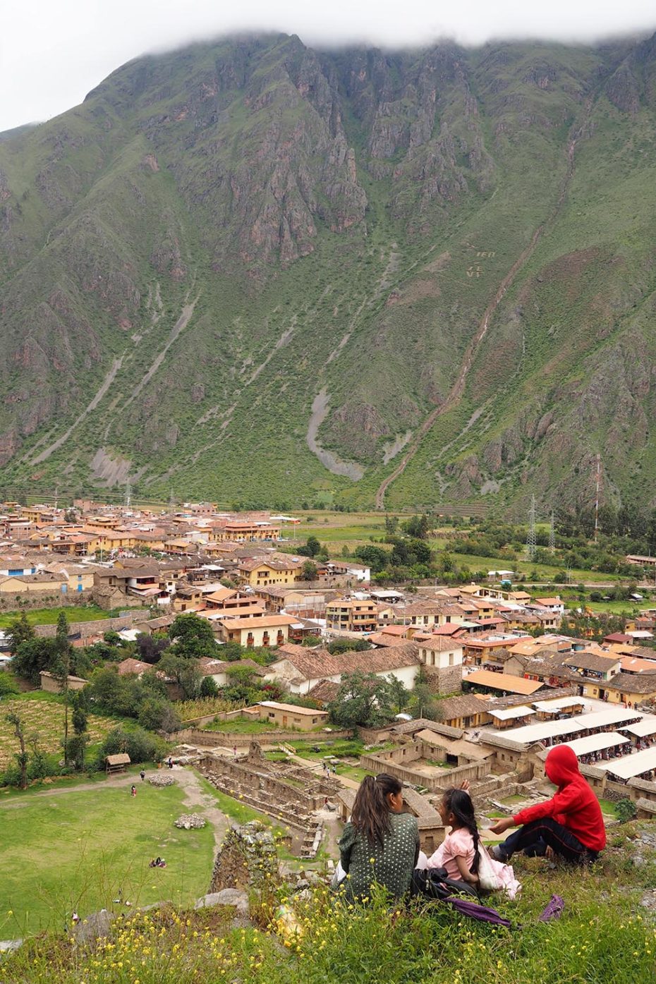 Festung von Ollantaytambo – Ausblick auf Stadt und Berge
