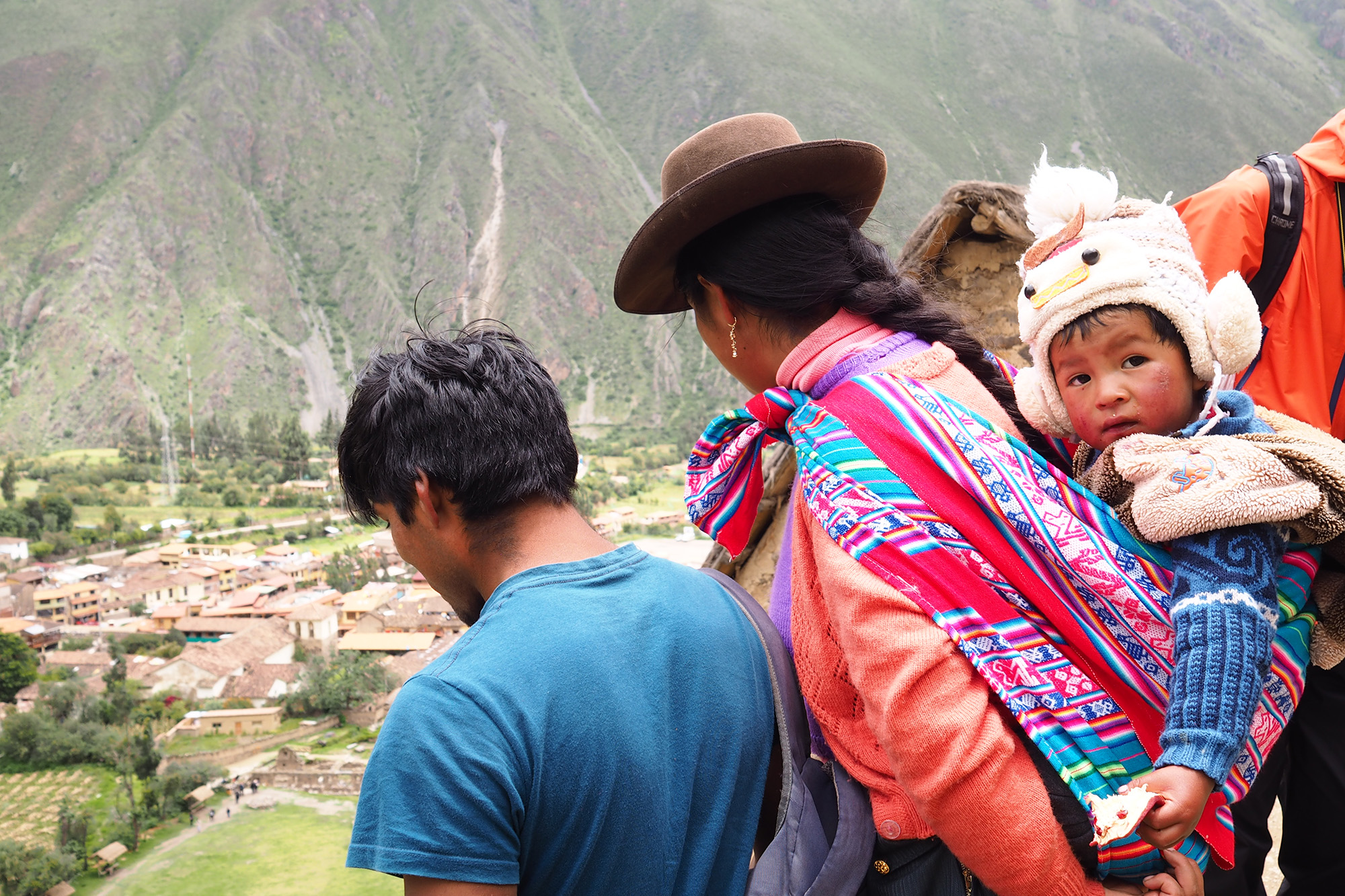 Indigene Familie mit Ausblick auf Ollantaytambo