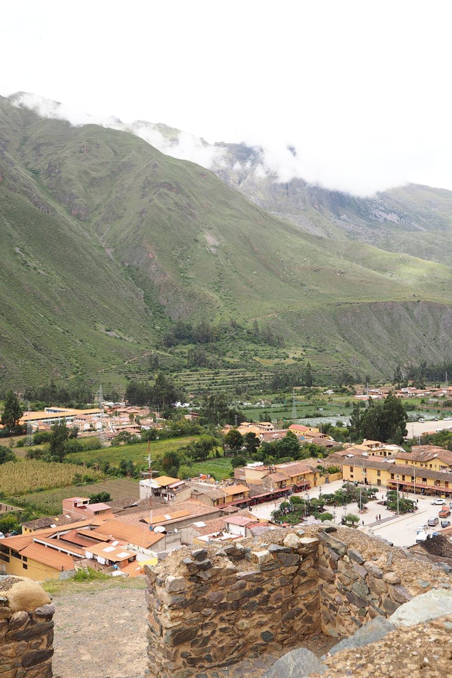 Ausblick auf Ollantaytambo von einem Berg