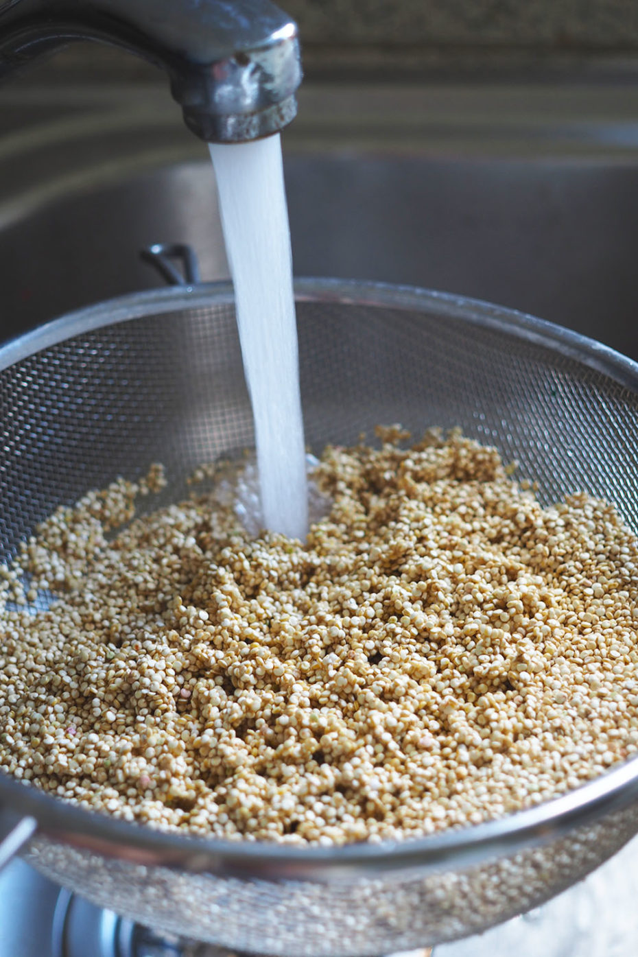 Quinoa mit Wasser abspülen