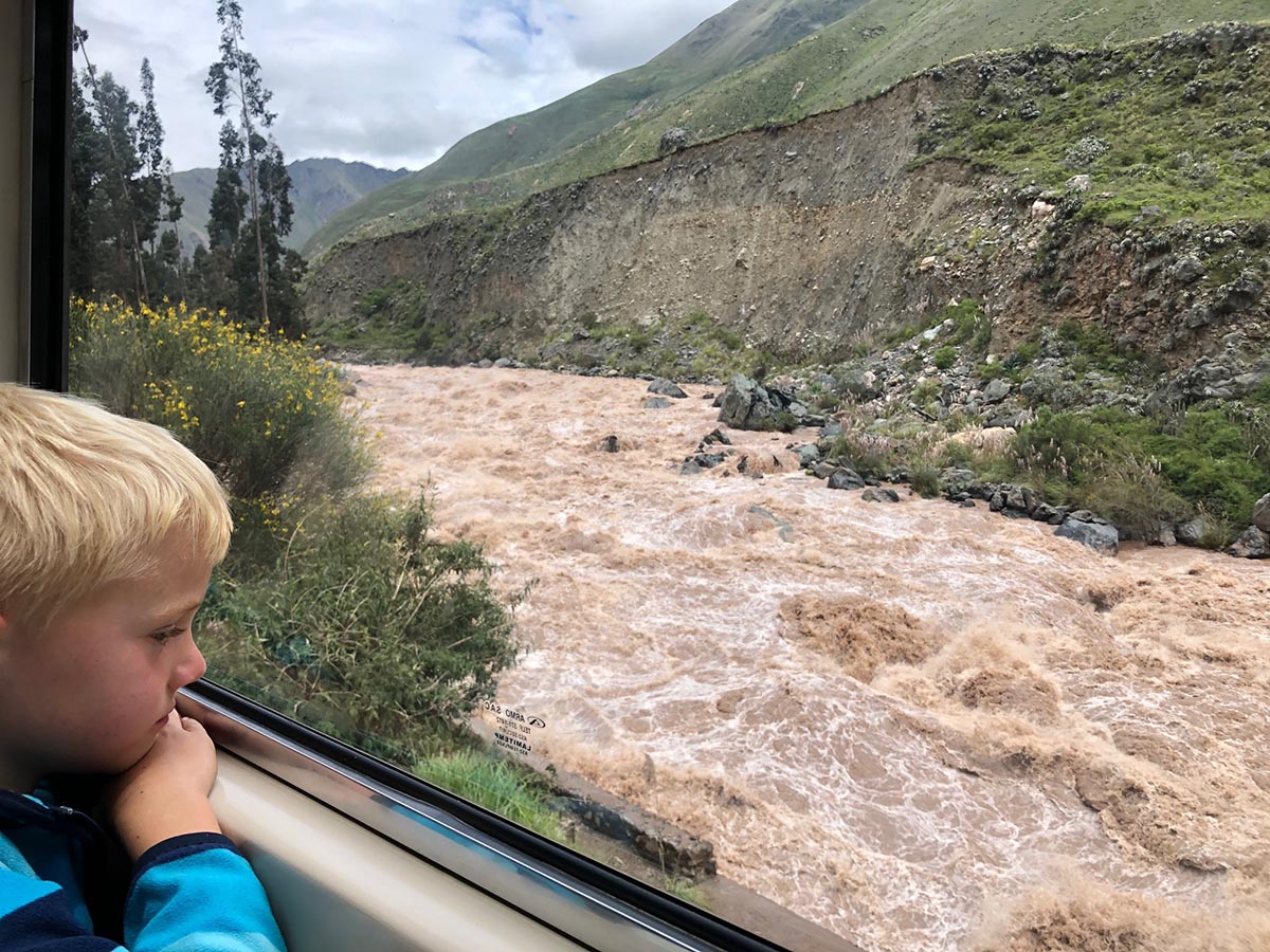 Auf dem Weg zum Machu Picchu mit Kind im Zug Blick auf den Fluss Urubamba