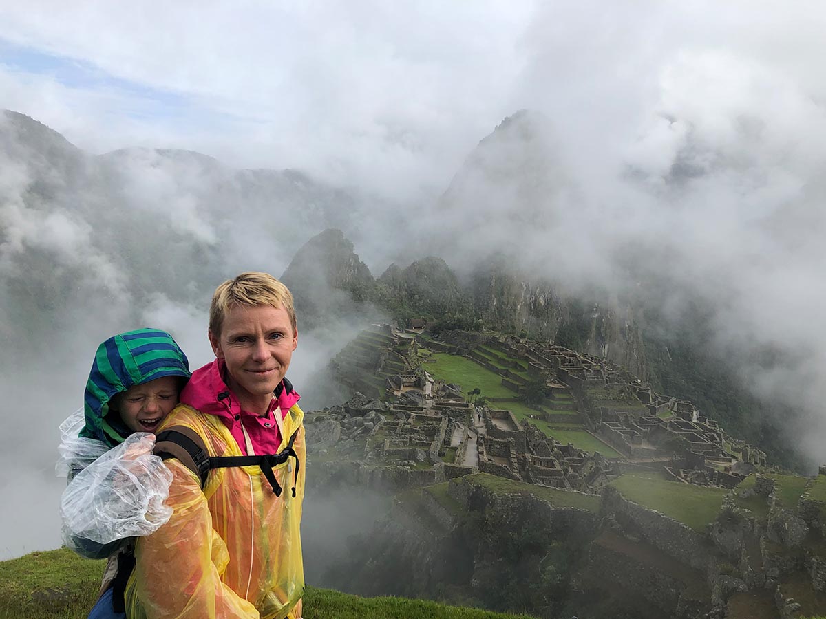 Mit Kind Blick auf die Ruinen in Machu Picchu