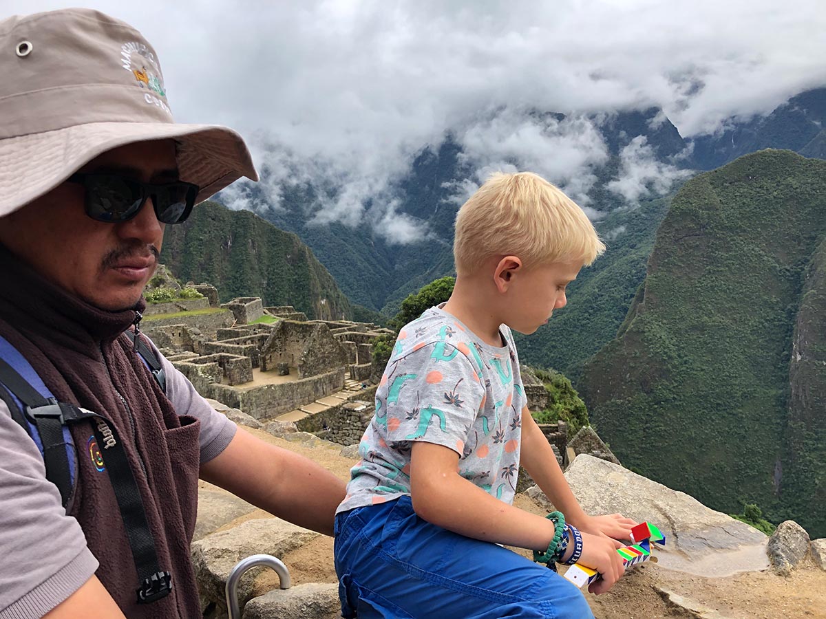 Kind schaut sich Machu Picchu an