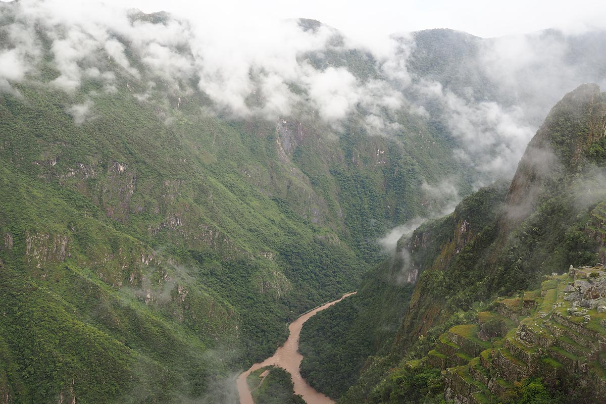 Blick auf Río Urubamba von Machu Picchu aus