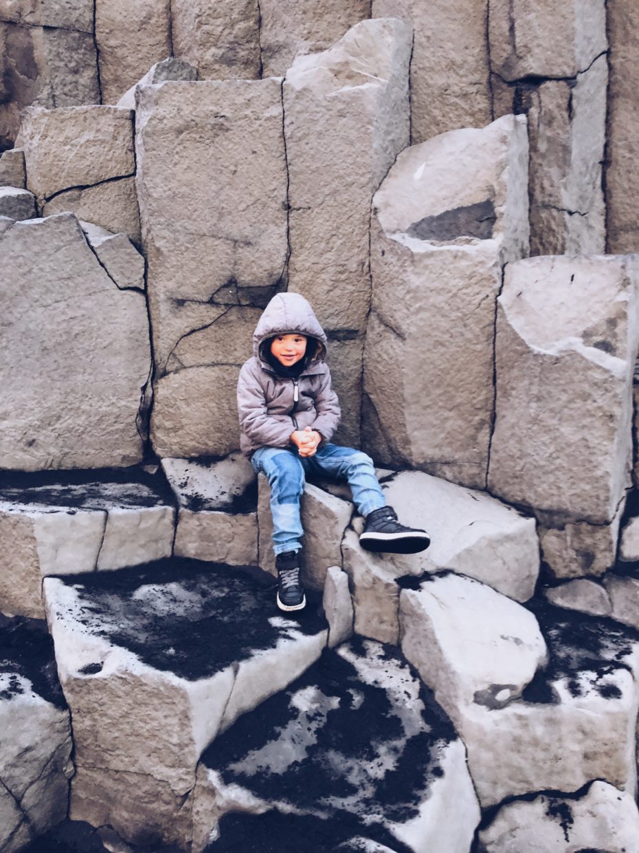 An einem Felsen in Island